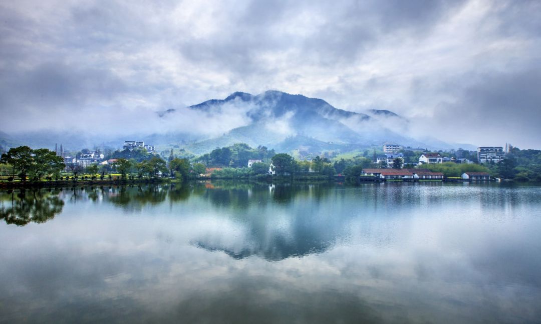 浙江山水画卷，古老石桥上的远方眺望